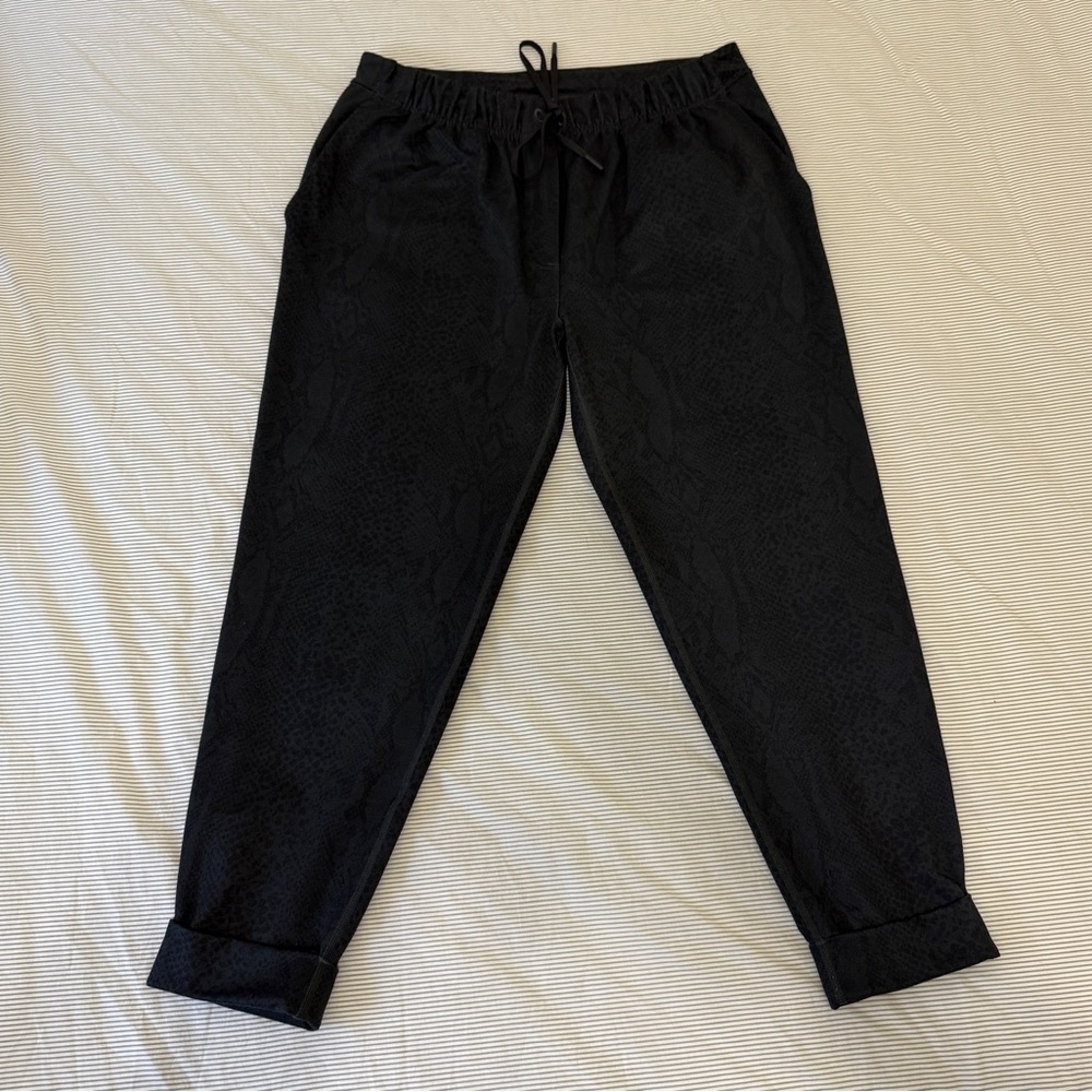 Lululemon EUC women's 12 Jet Crop Desert Snake Deep Coal Black Loose Fit Pants - Picture 4 of 8